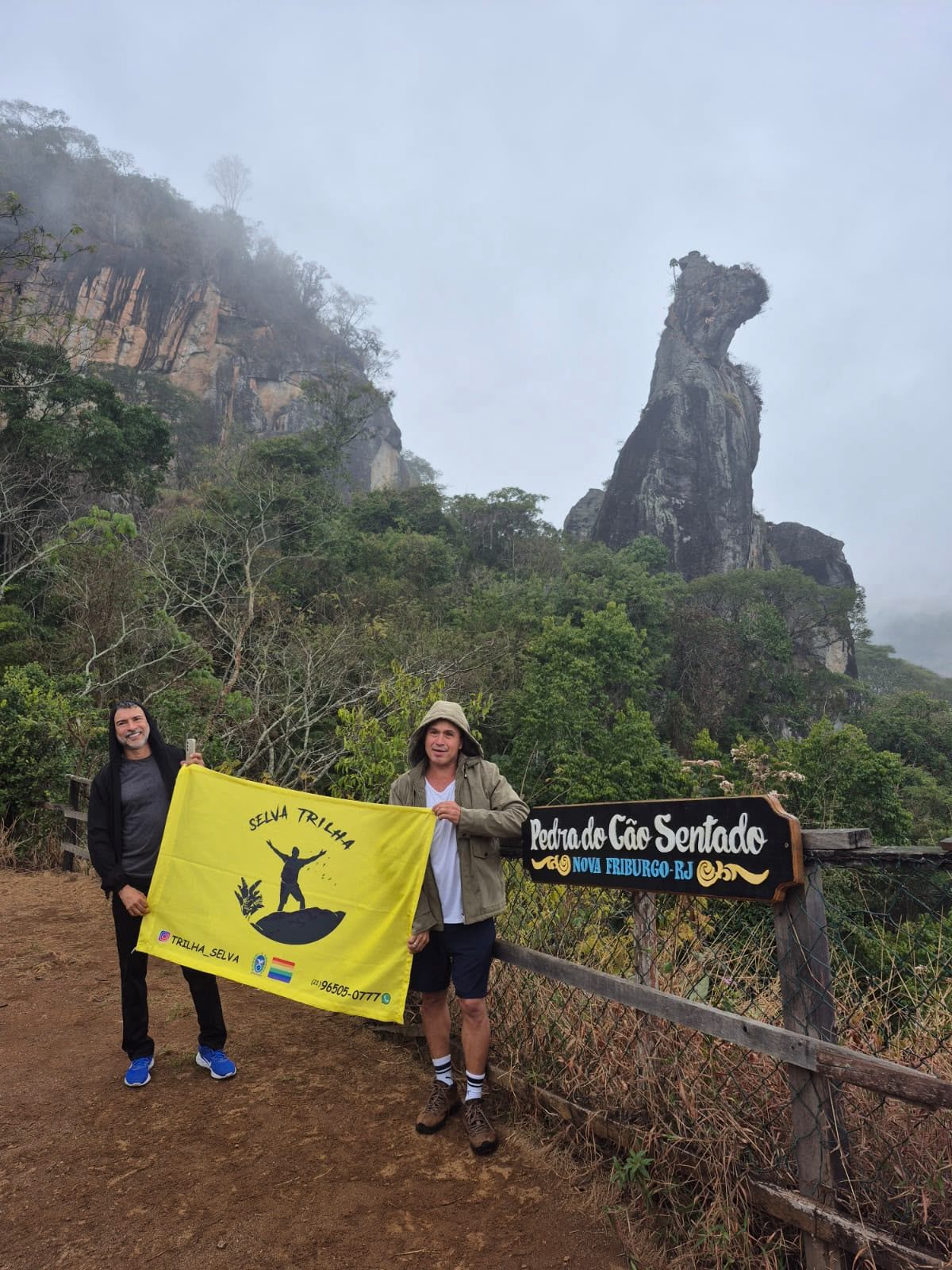 Trilheiros diante da Pedra do Cão Sentado