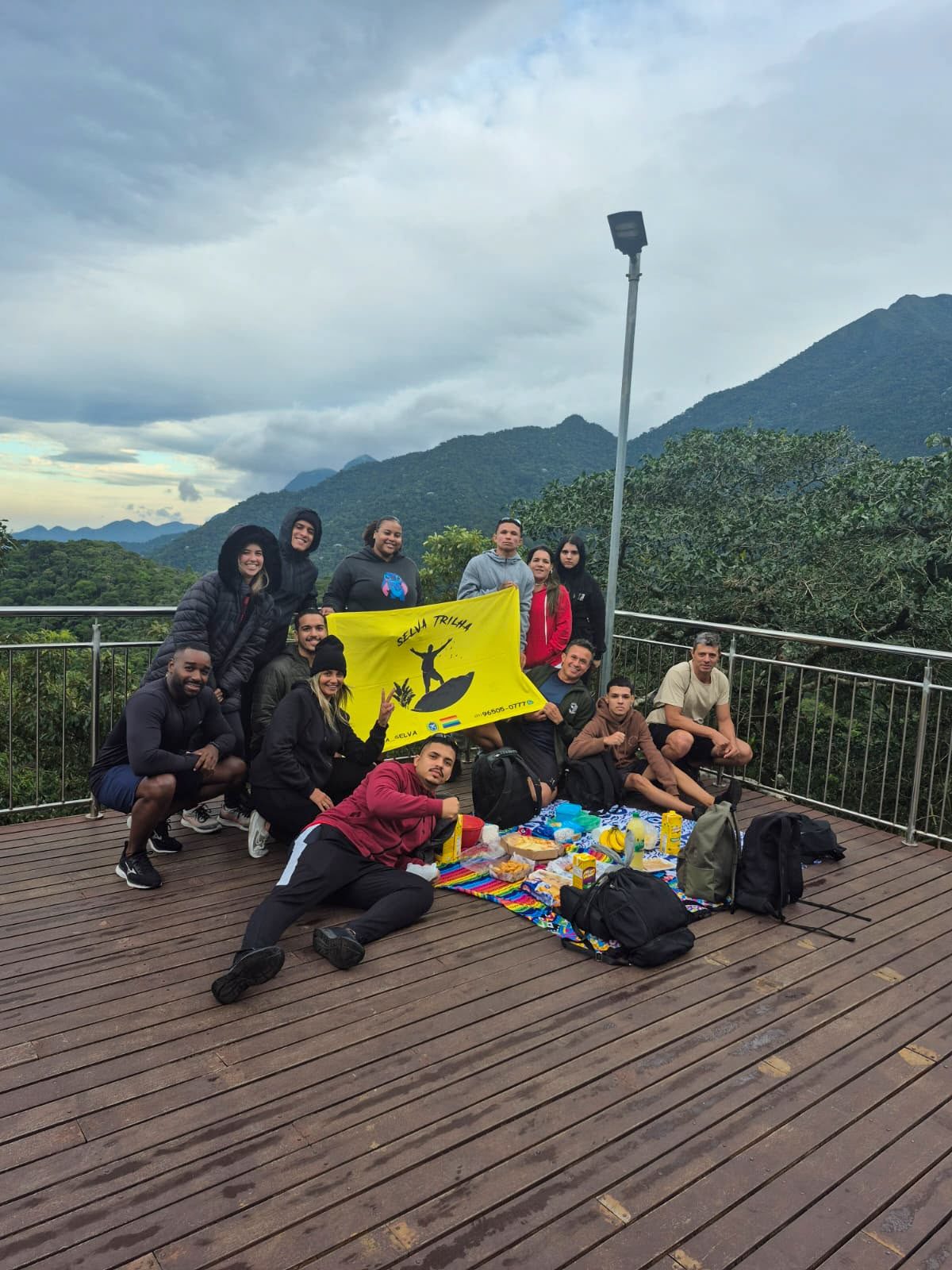 Grupo em um mirante de montanha