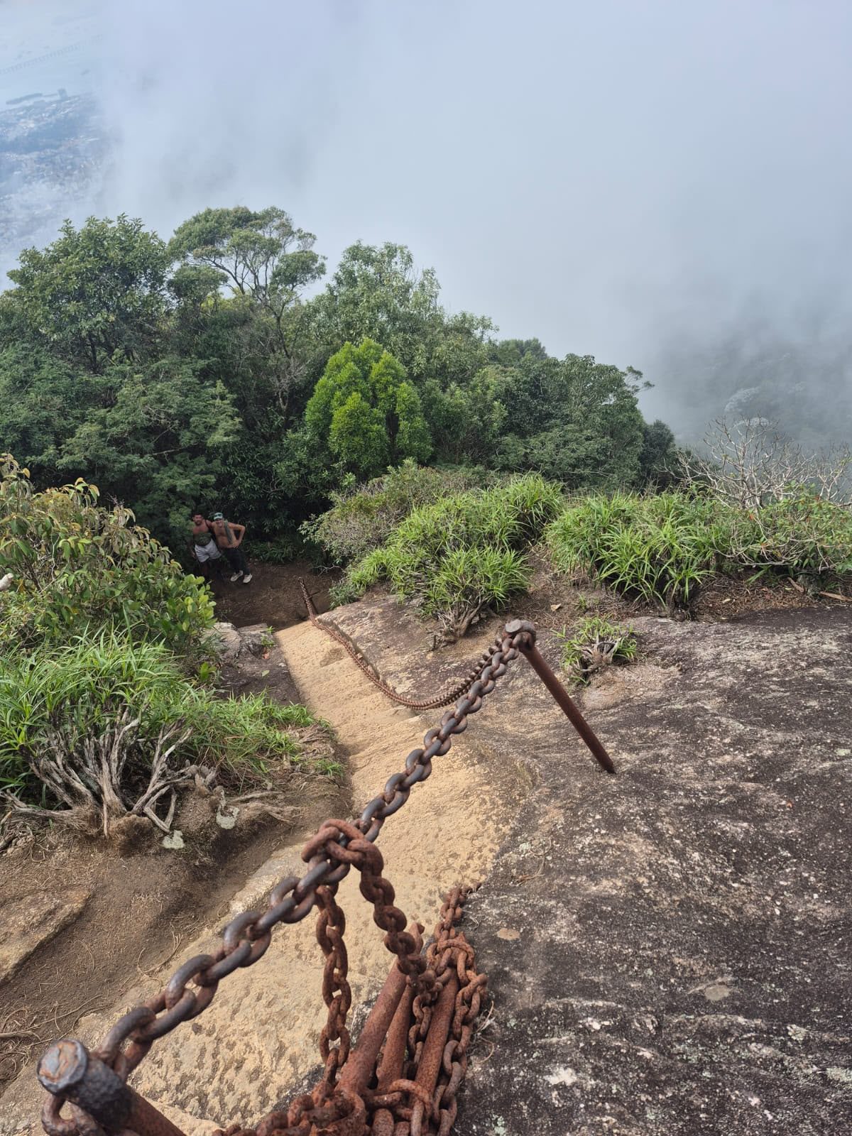 Trecho de subida em pedra com corrente de apoio
